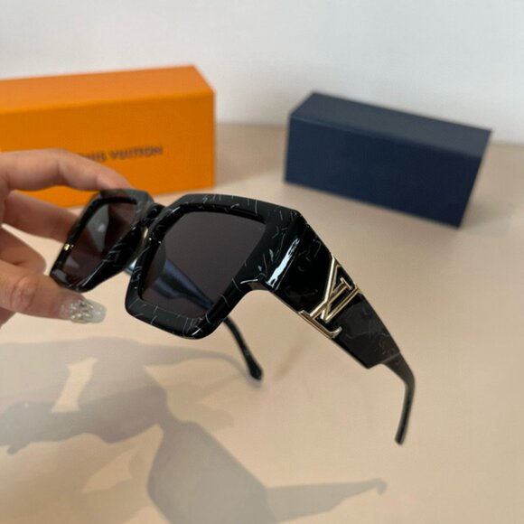 Louis Vuitton Black Square Sunglasses main image 4